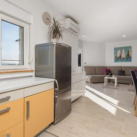 6 Bedroom Amazing In Casa de Férias Ičići