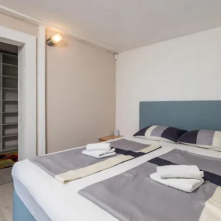 6 Bedroom Amazing In Casa de Férias