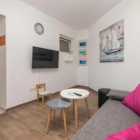 6 Bedroom Amazing In Casa de Férias Ičići